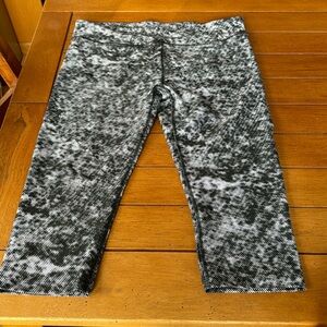 Under Armour cropped compression leggings size XL